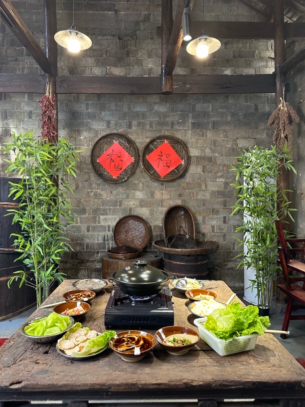 2026凤凰古城美食新名片:沙湾里酸汤腊猪脚,一口品尽湘西烟火