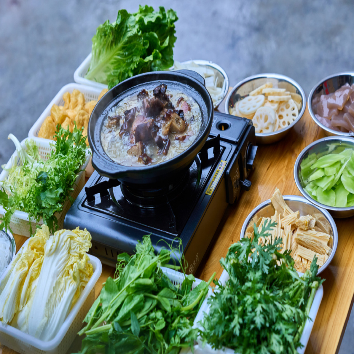 2026凤凰古城美食新名片:沙湾里酸汤腊猪脚,一口品尽湘西烟火